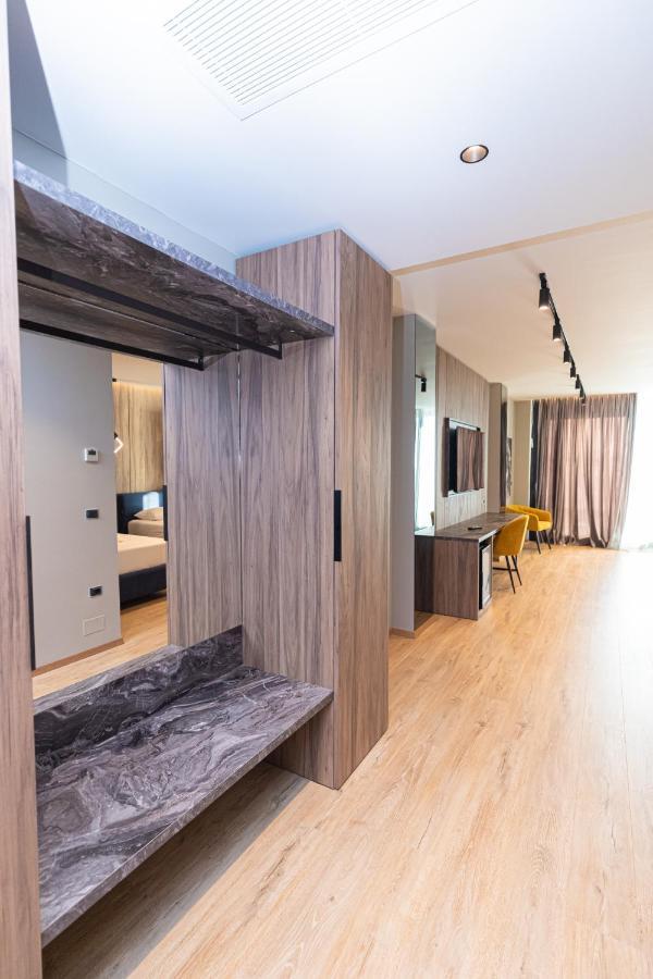 Vlorë Esbjerg Hotel מראה חיצוני תמונה